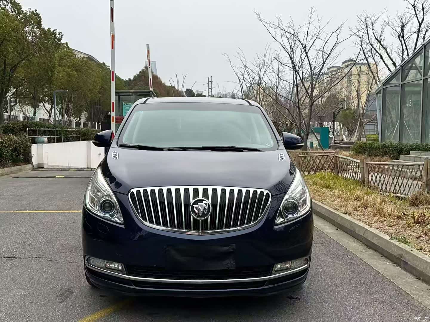 Buick GL8, 2011 3