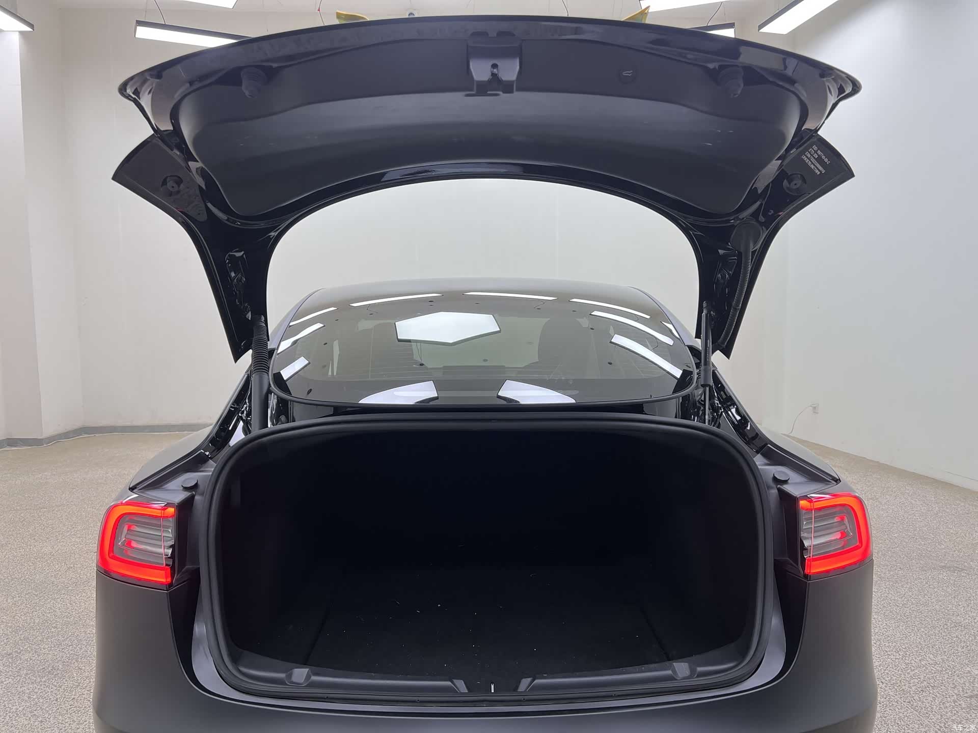 Tesla Model 3, 2023 32