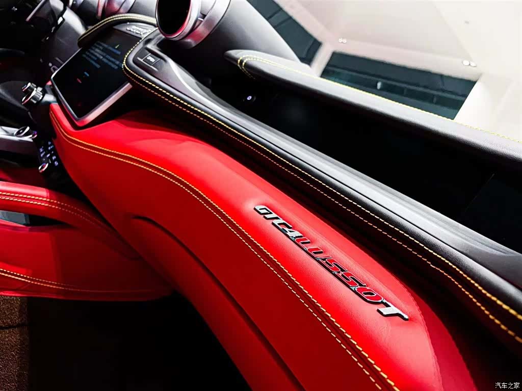 Ferrari GTC4Lus, 2018 13