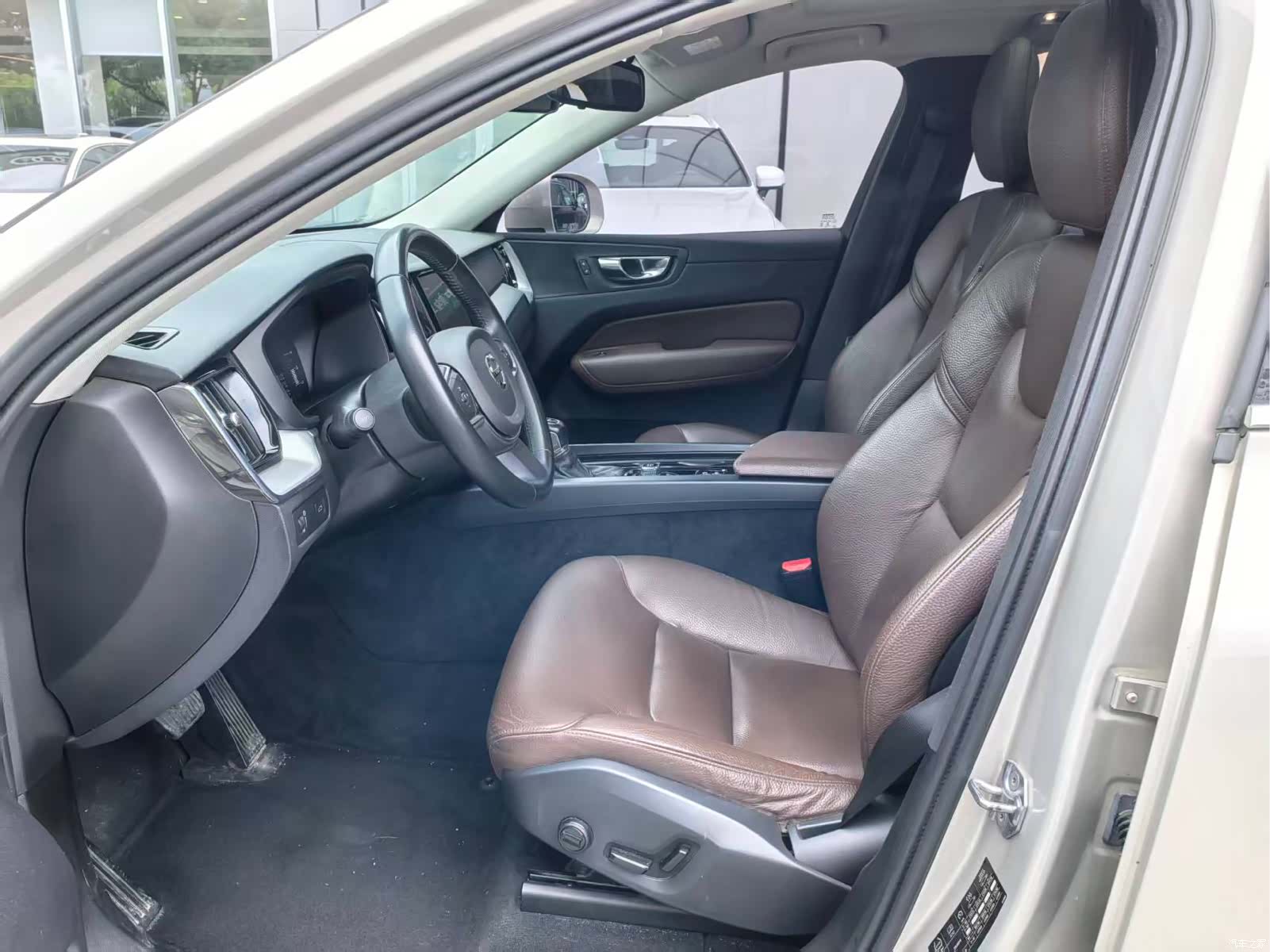 Volvo XC60, 2019 все фото