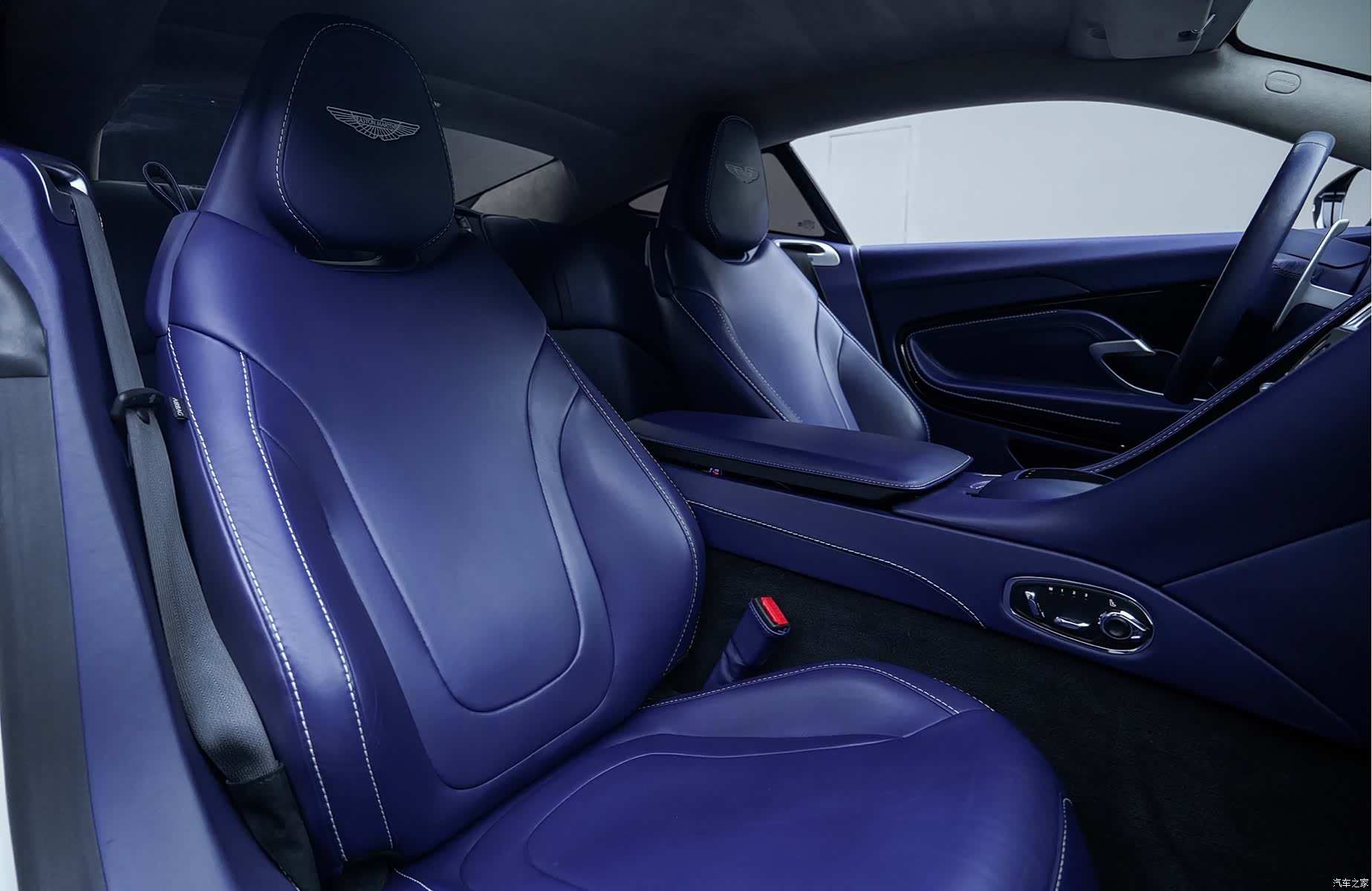 Aston Martin DB11, 2019 12
