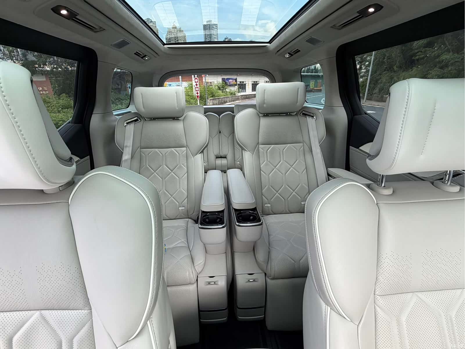 Volvo EM90, 2024 20