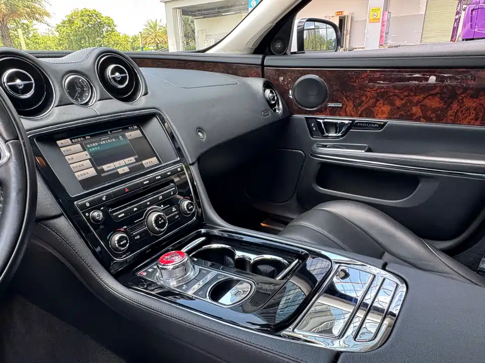 Jaguar XJ Jaguar XJ