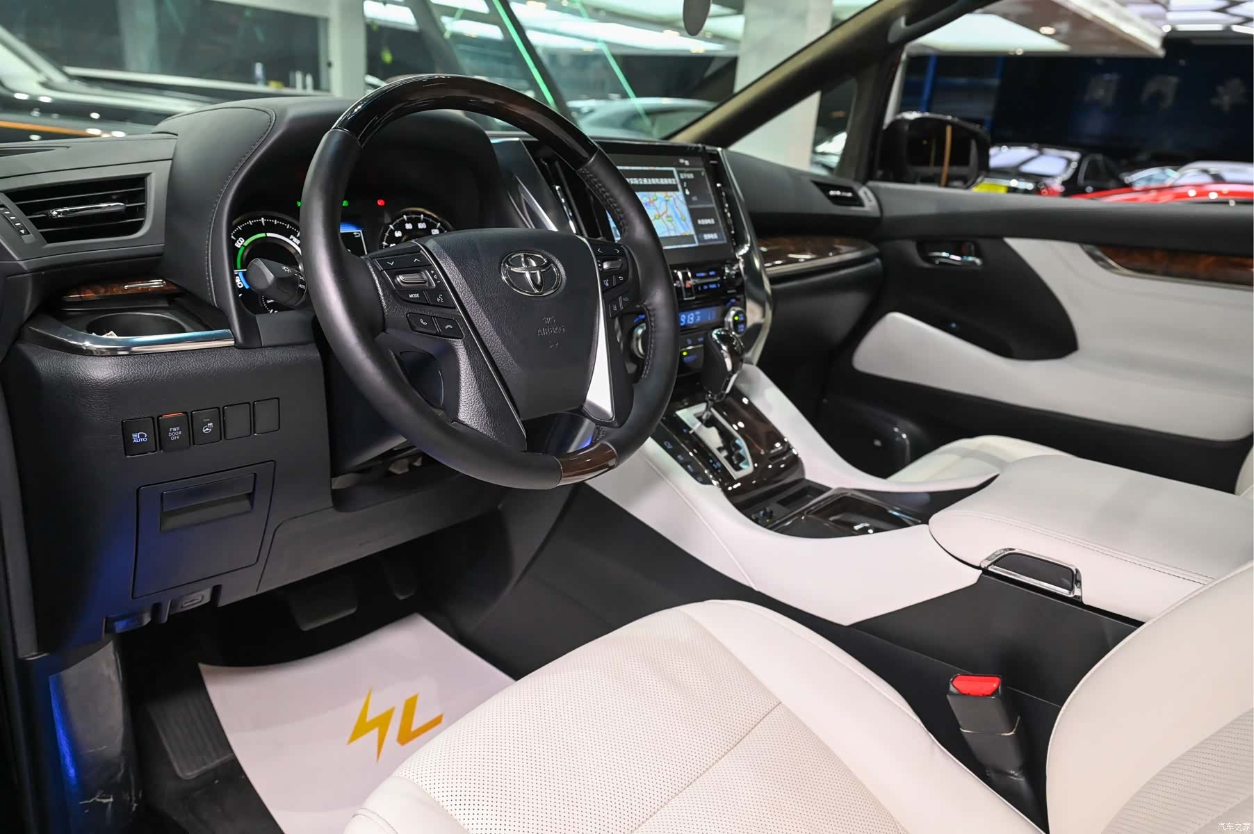 Toyota Alphard, 2022 11