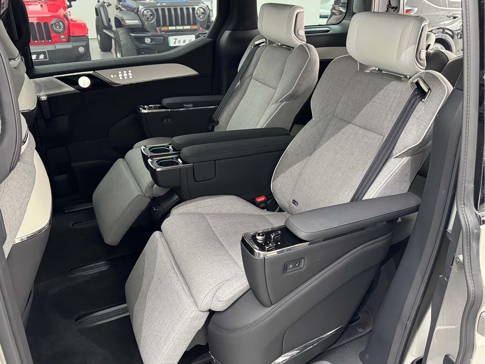 Volvo EM90, 2024 12