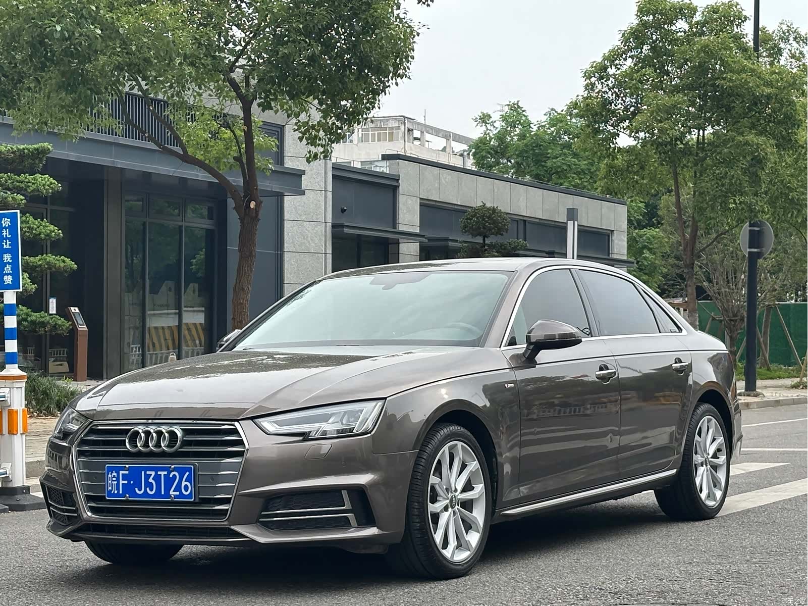 Audi A4L, 2018 1