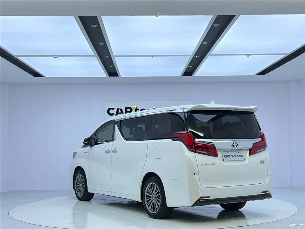 Toyota Alphard, 2022 3