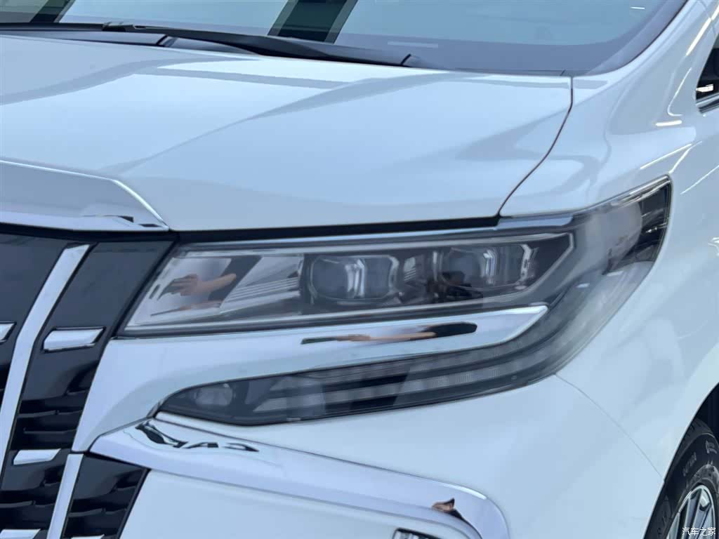 Toyota Alphard, 2022 13