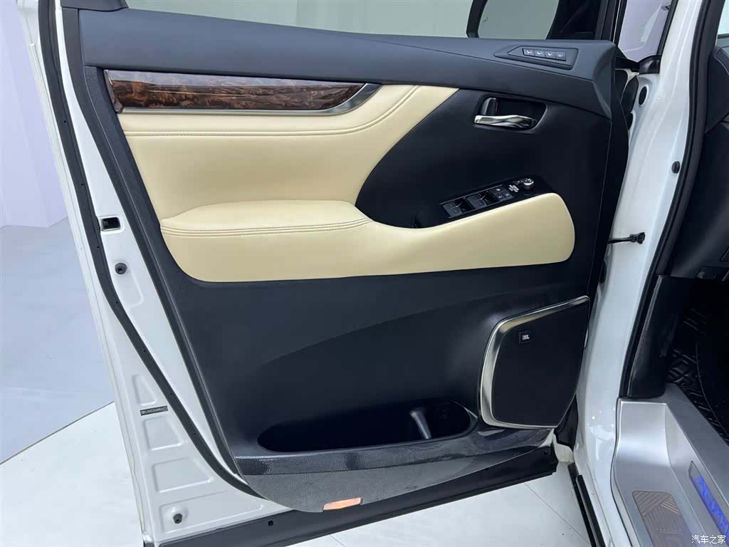 Toyota Alphard, 2022 16
