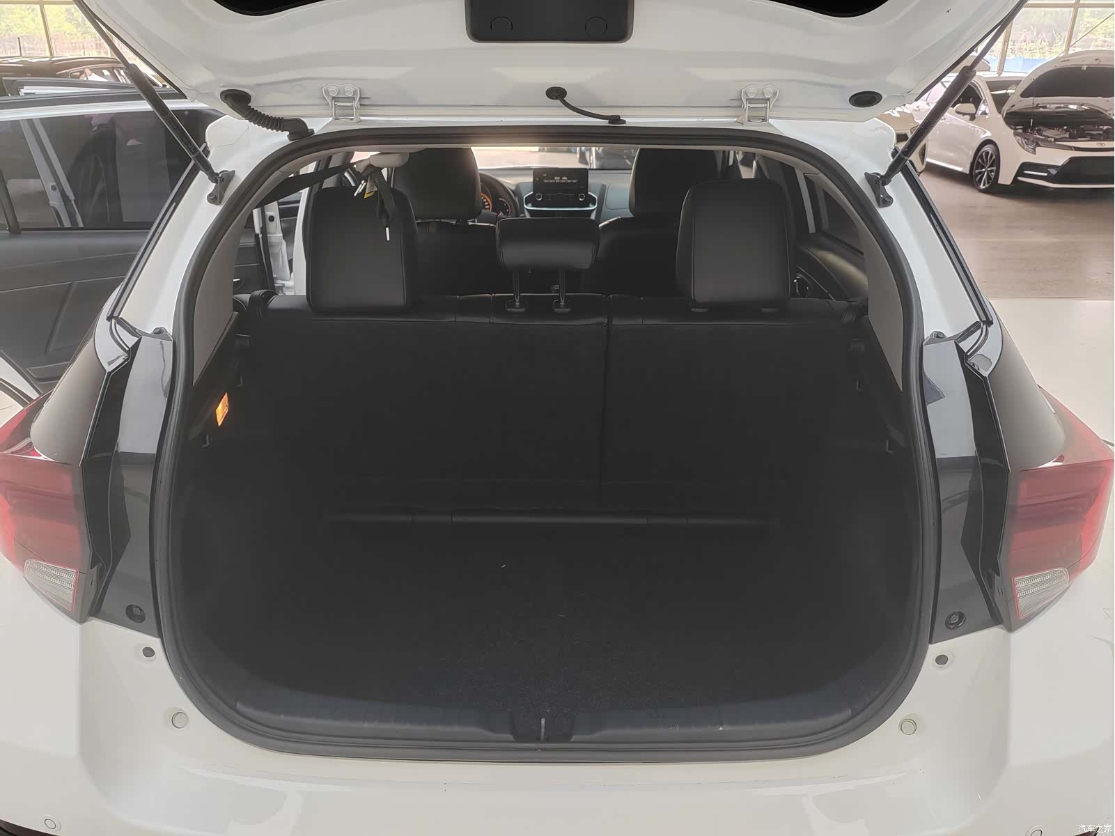 Toyota YARiS L, 2022 19
