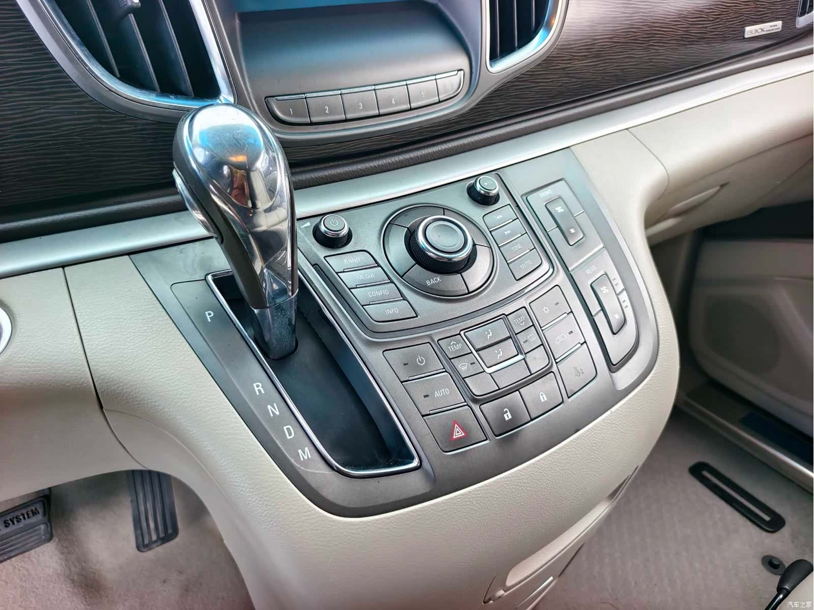 Buick GL8, 2011 3