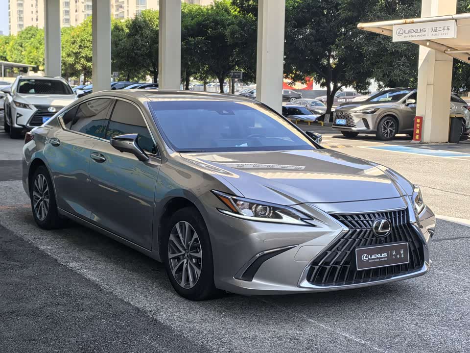 Lexus ES