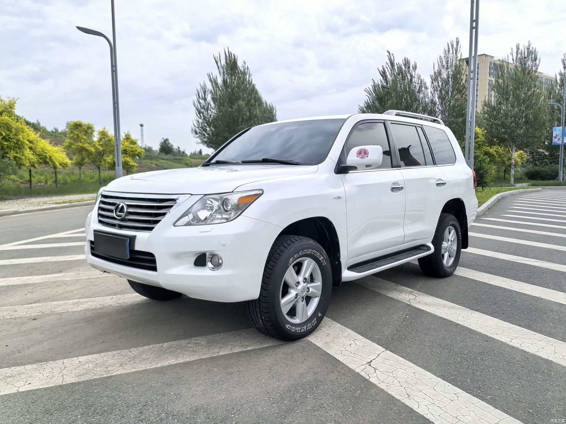 Lexus LX, 2009 1