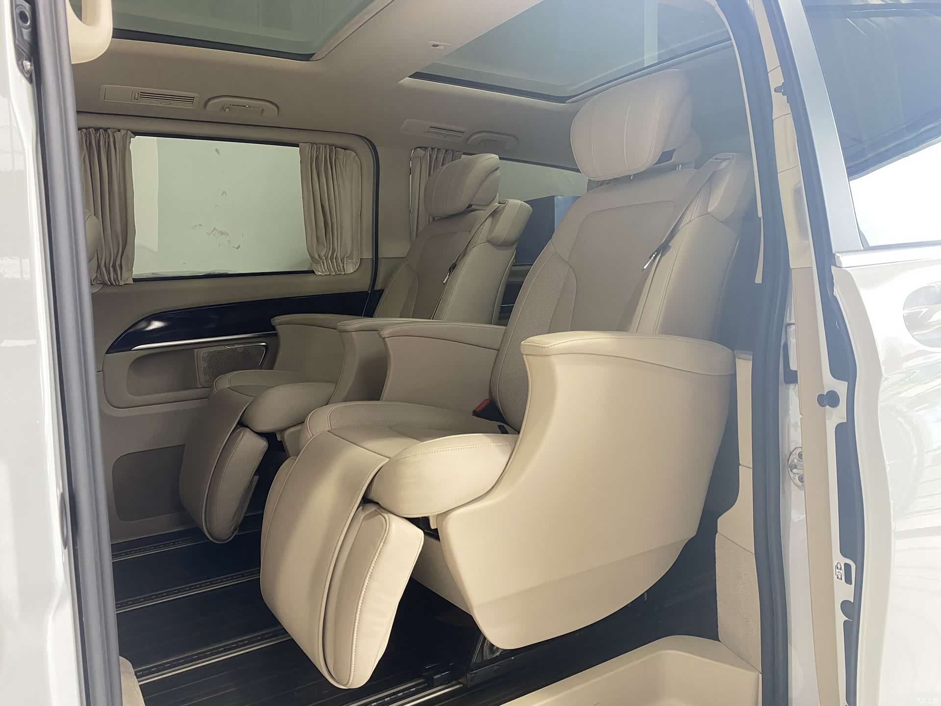 Mercedes-Benz V-Class, 2020 13