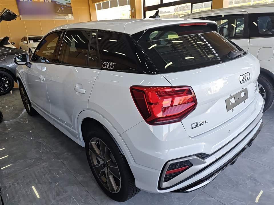 Audi Q2L