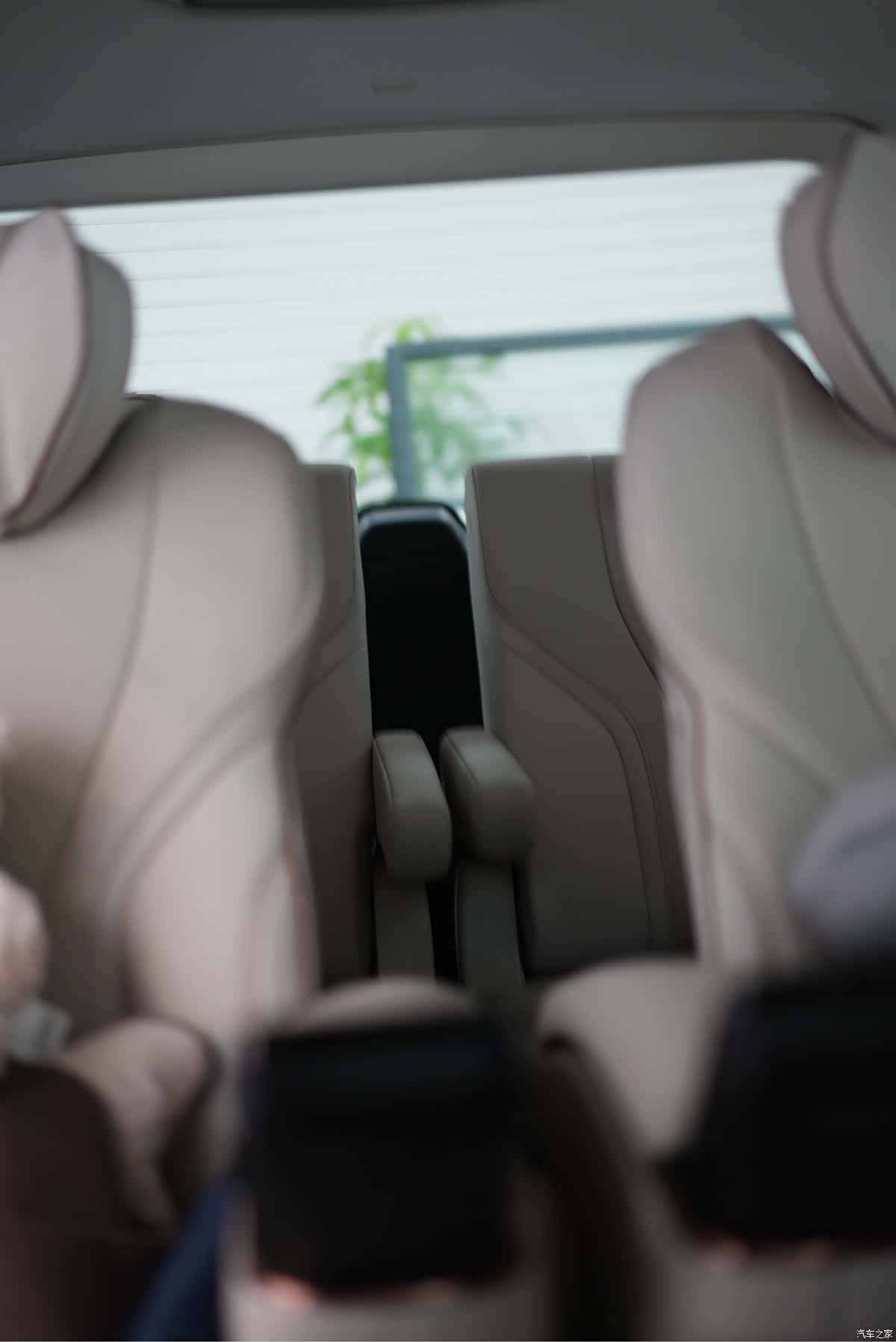 Lexus LM, 2025 11