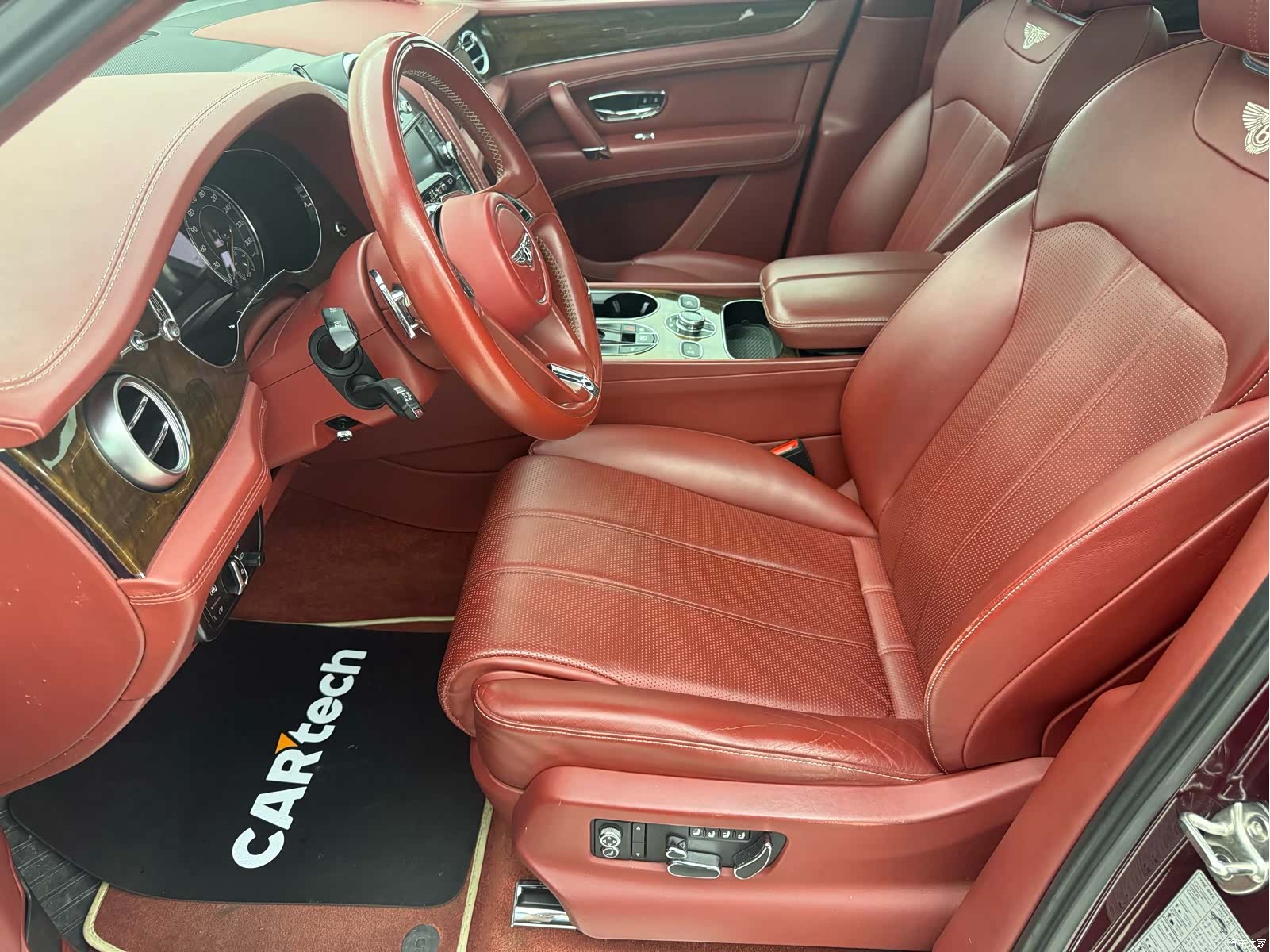 Bentley Bentayga, 2018 10