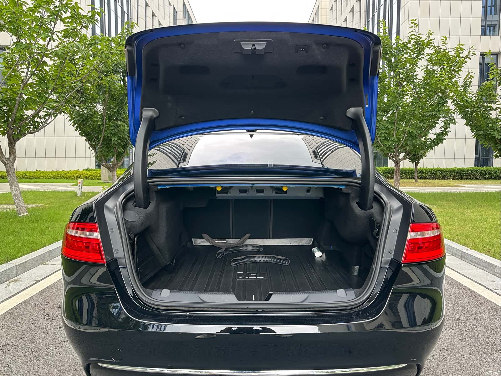 Land Rover XEL, 2019 28