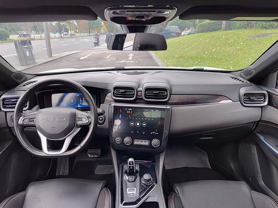 Lynk & Co 03