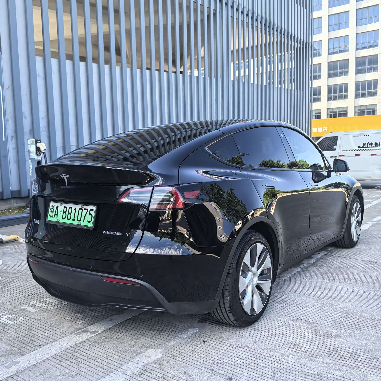 Tesla Model Y, 2023 4