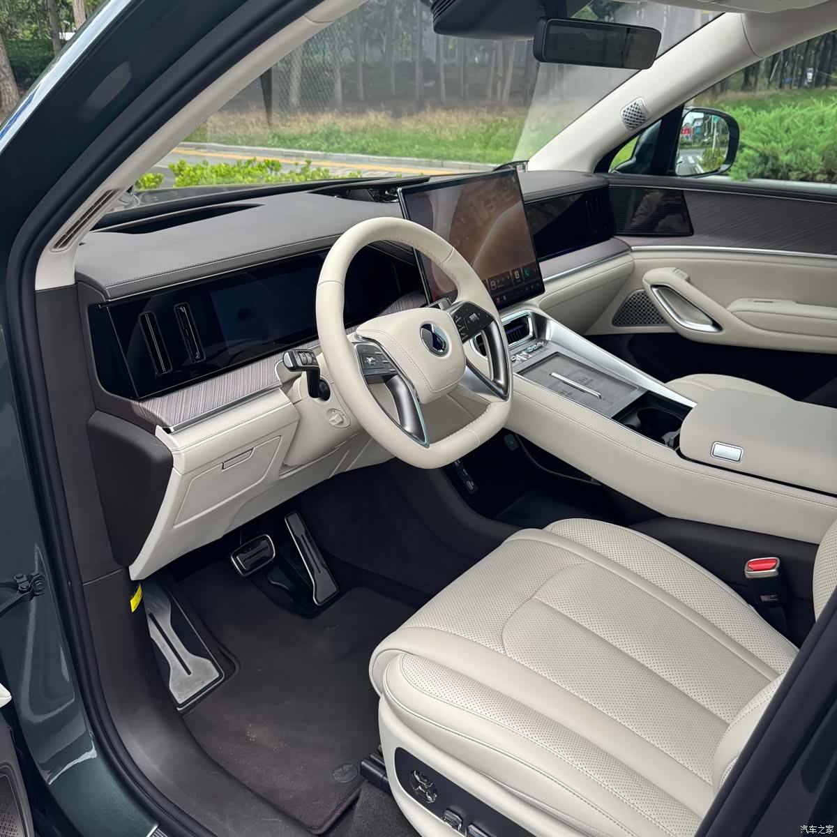 Denza N9, 2025 12
