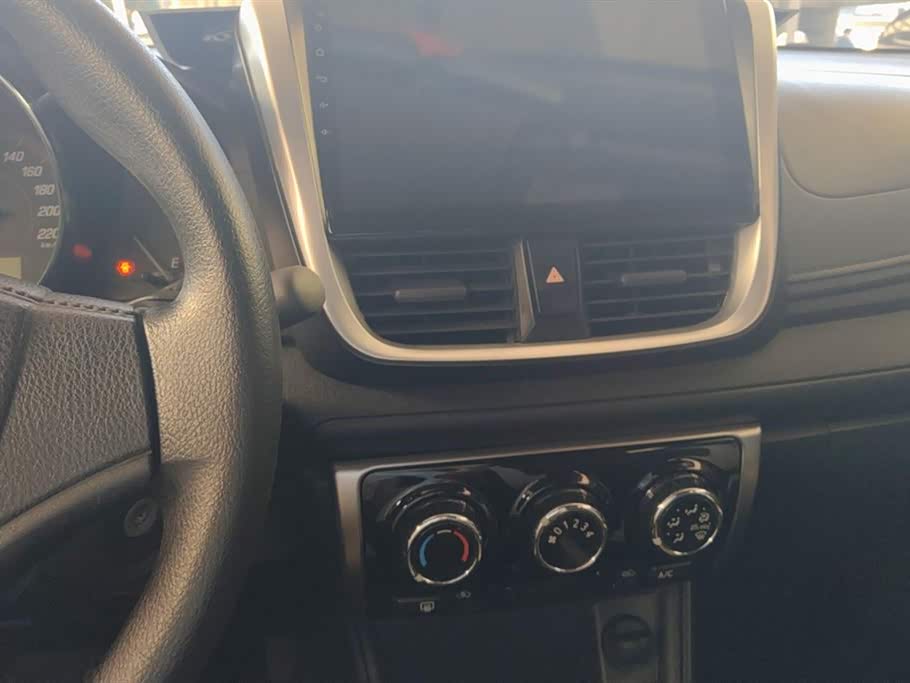 Toyota YARiS L to enjoy