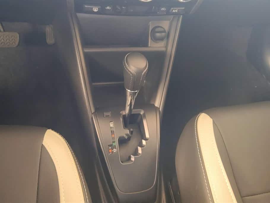 Toyota YARiS L to enjoy