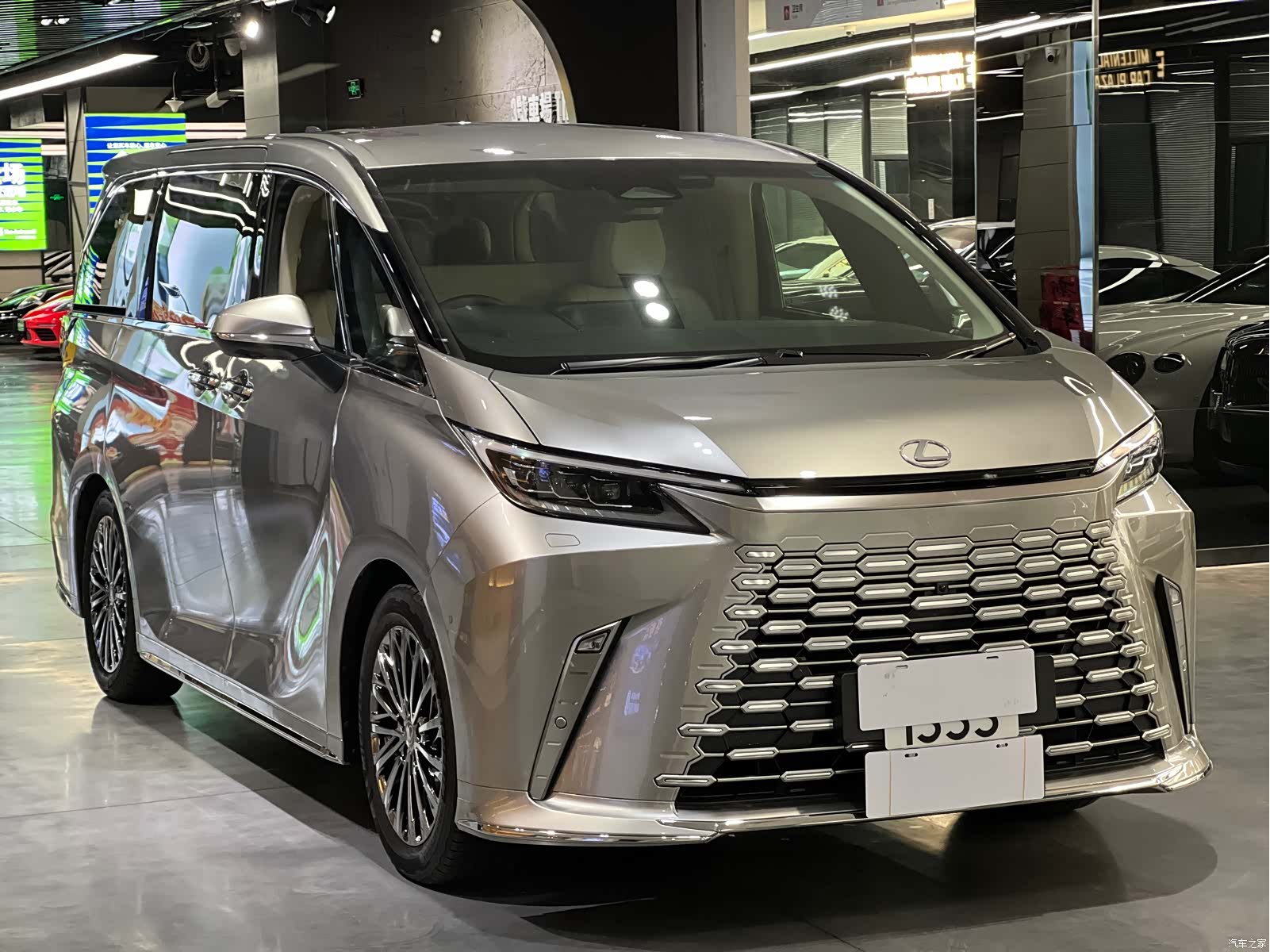Lexus LM, 2024 3