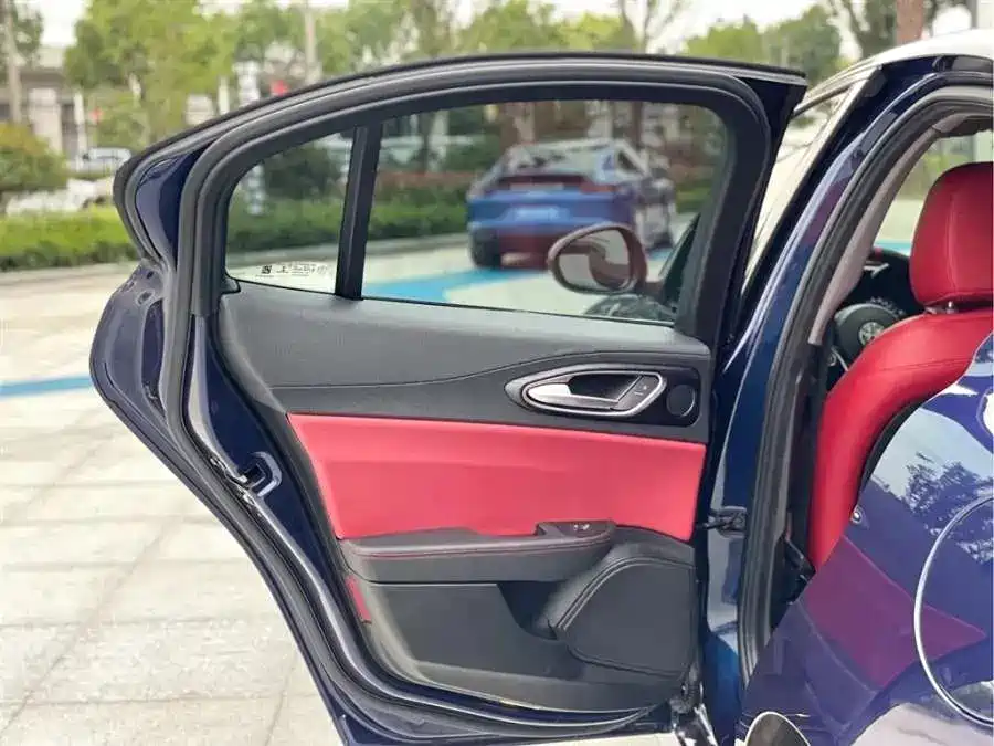 Alfa Romeo Giulia Alfa Romeo Giulia