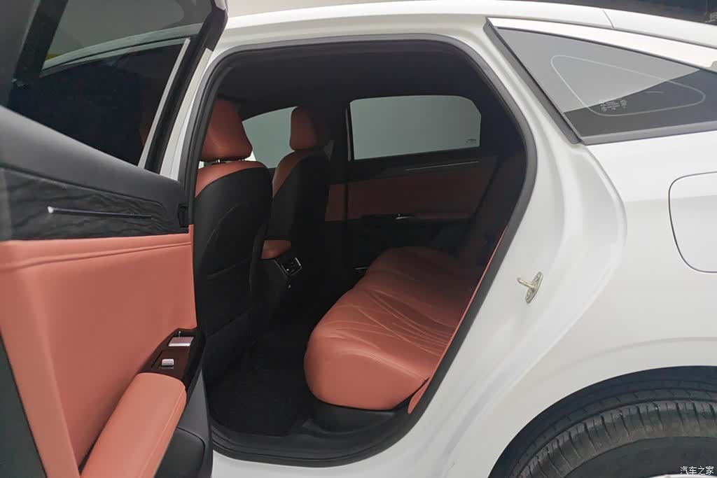 Geely Galaxy L6, 2025 11