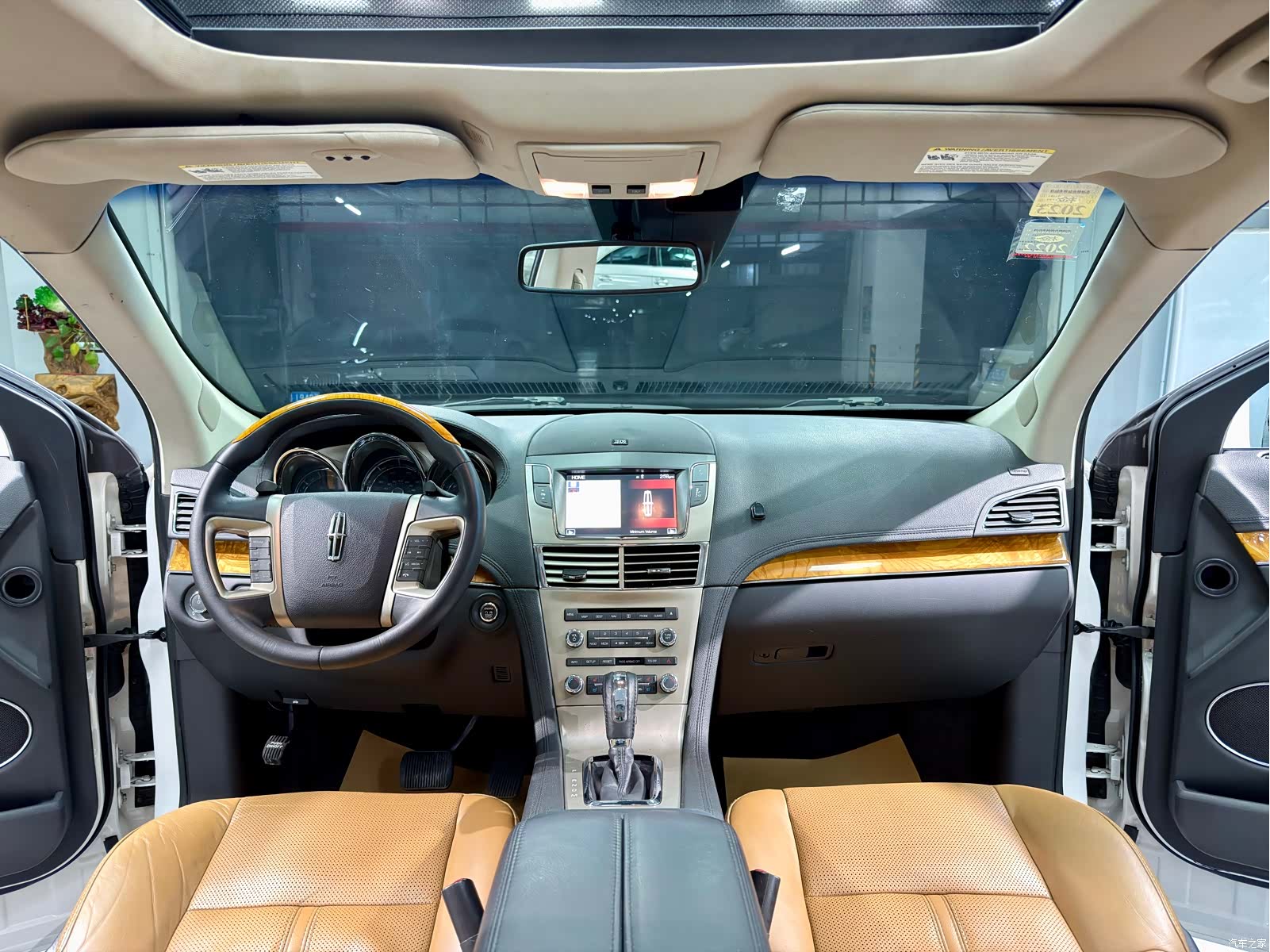 Lincoln MKT, 2011 15