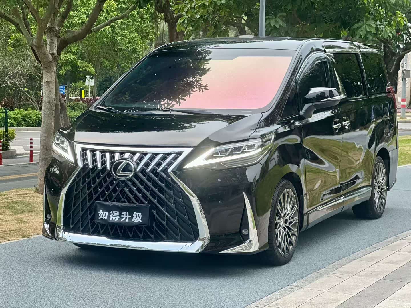 Toyota Alphard, 2011 1