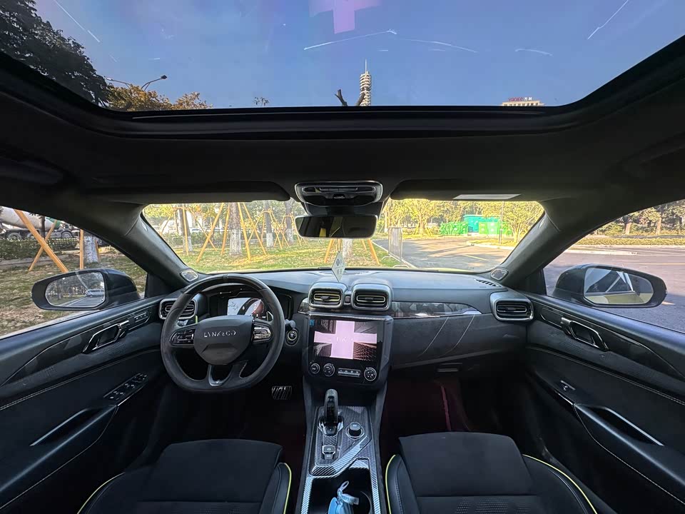 Lynk & Co 03