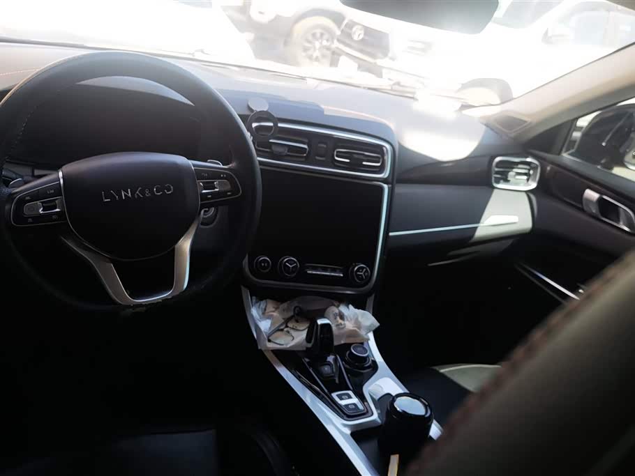 Lynk & Co 01