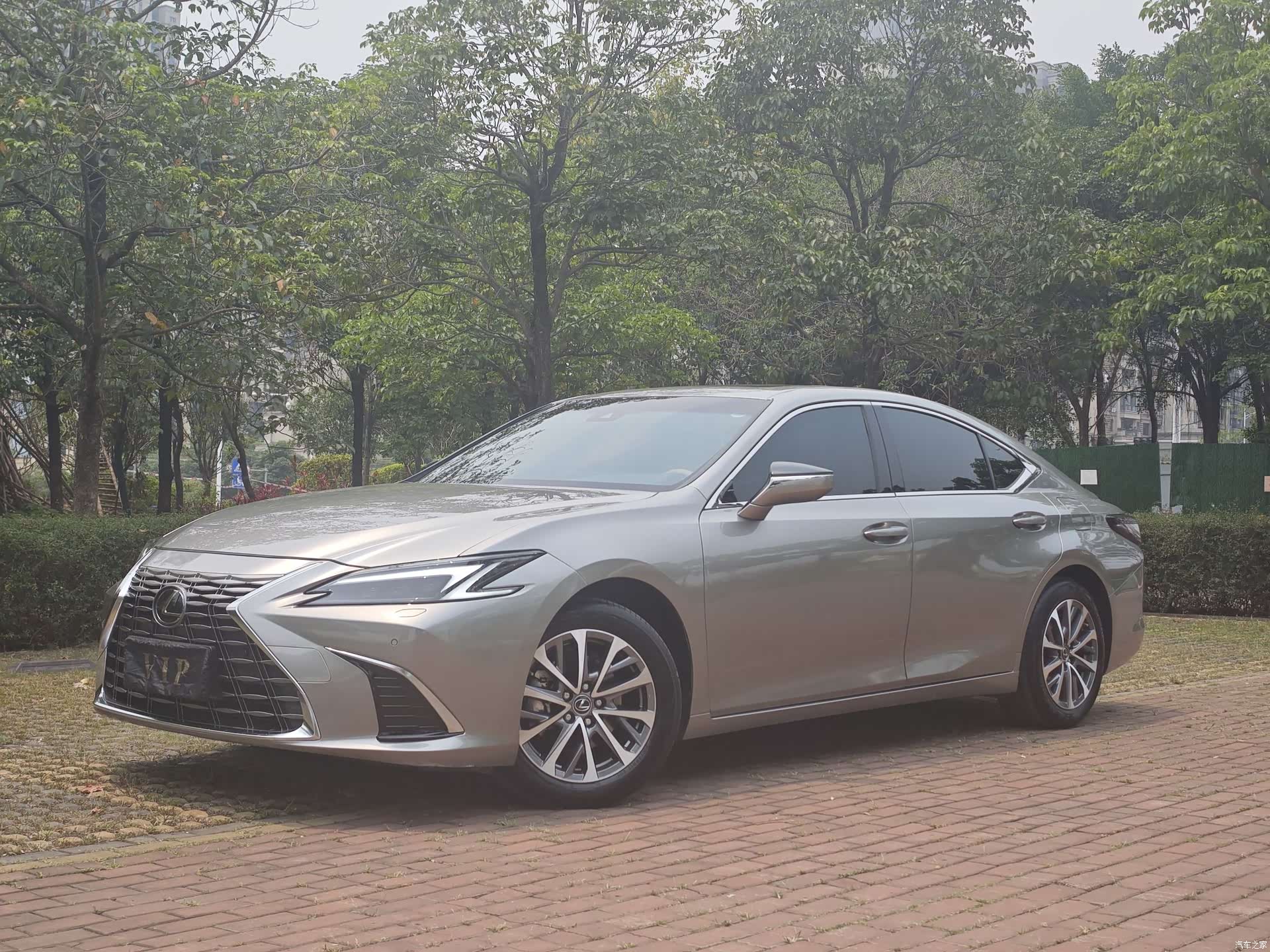 Lexus ES, 2025 1
