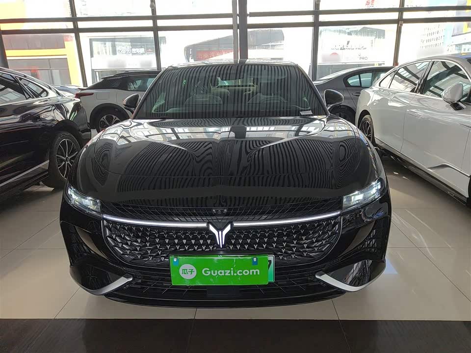 VOYAH Lantu chasing light