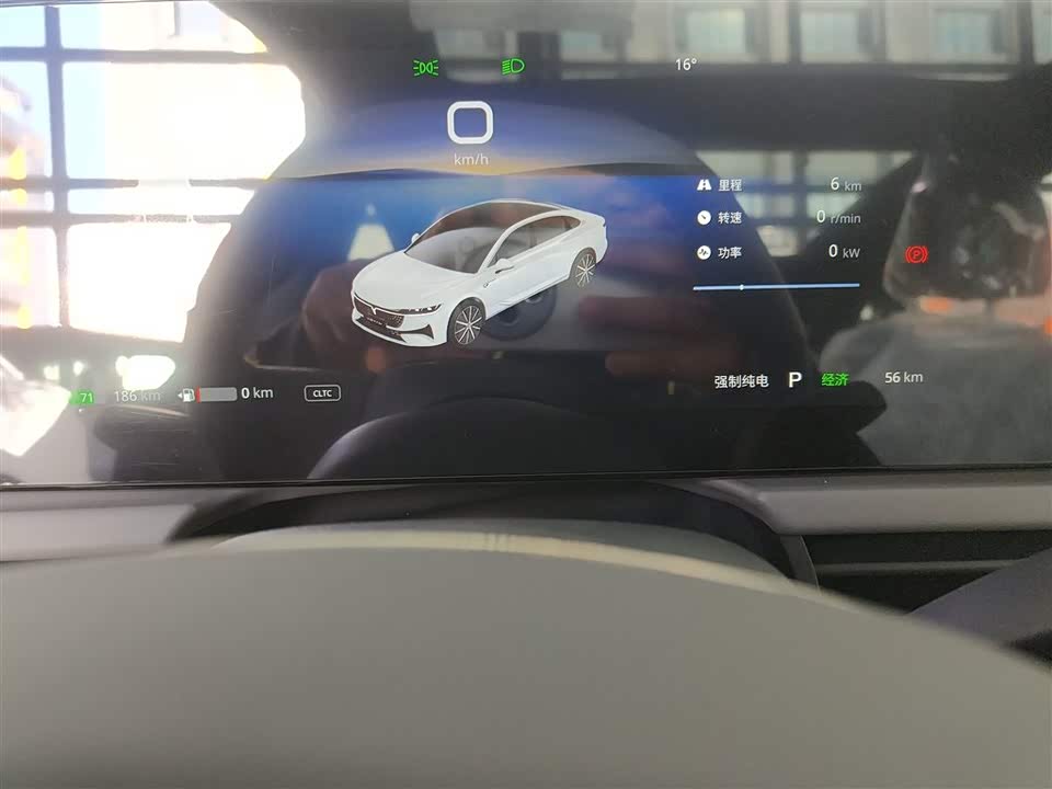 VOYAH Lantu chasing light