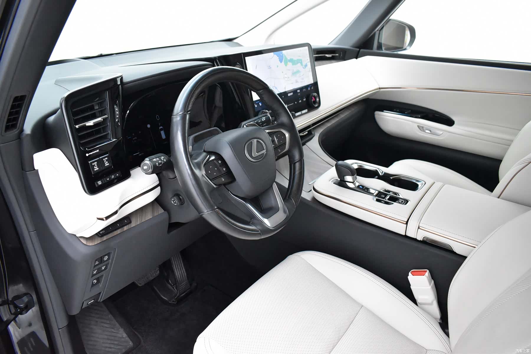 Lexus LM, 2023 6