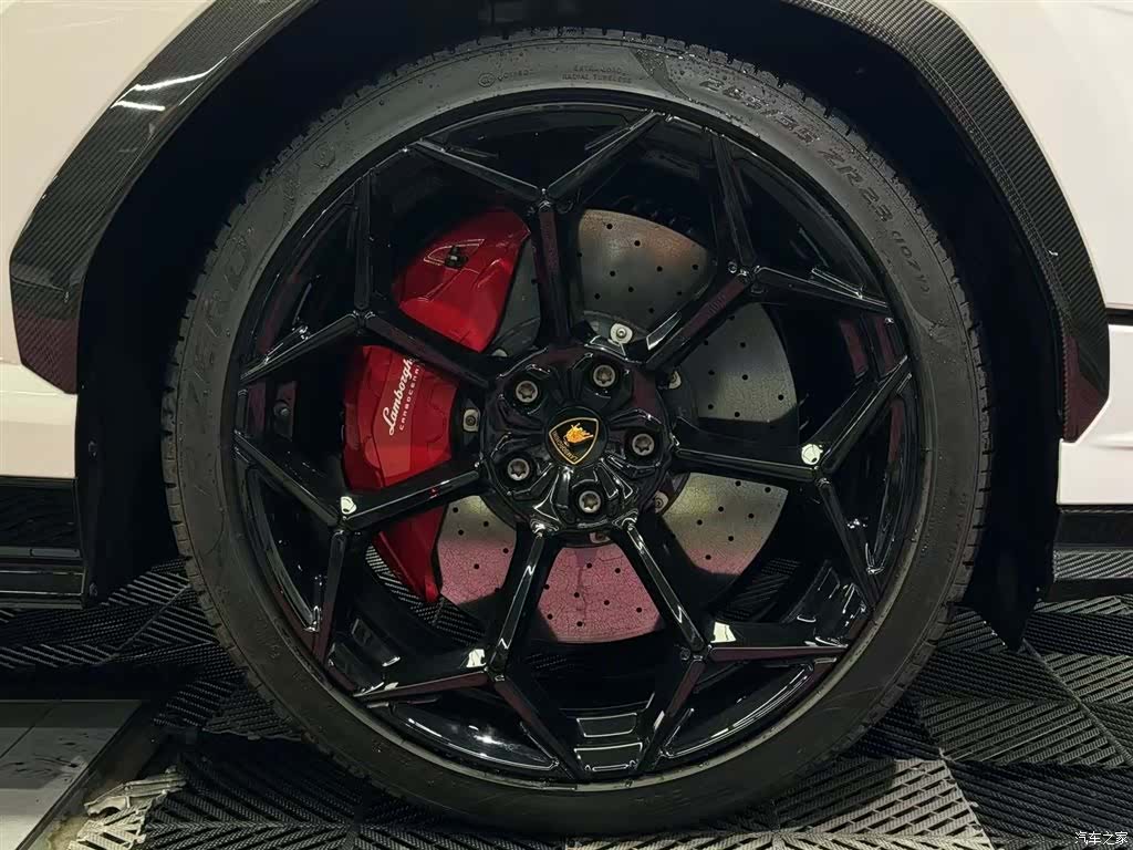 Lamborghini Urus, 2023 все фото