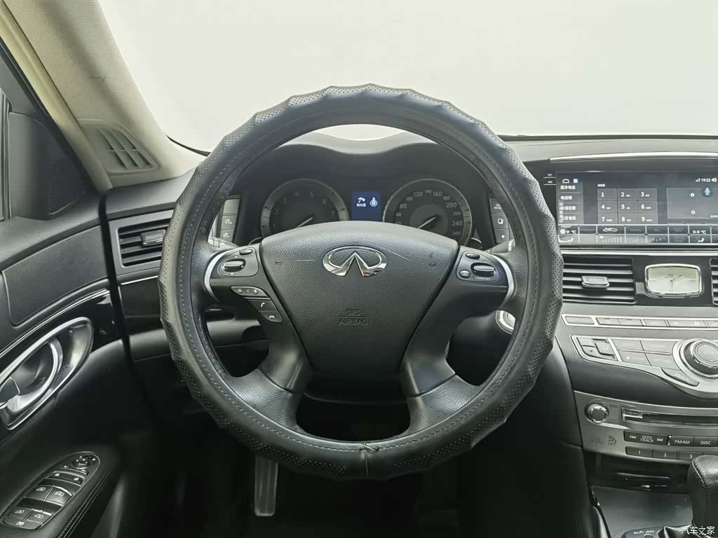 Infiniti Q70, 2017 11