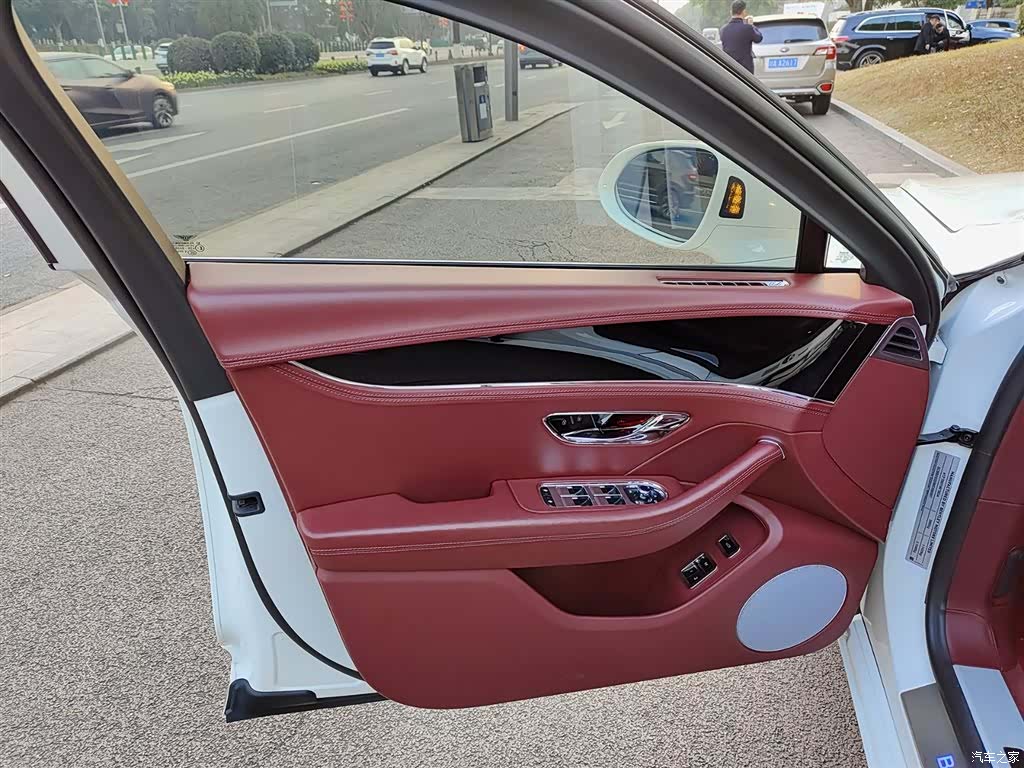 Bentley Flying Spur, 2023 6