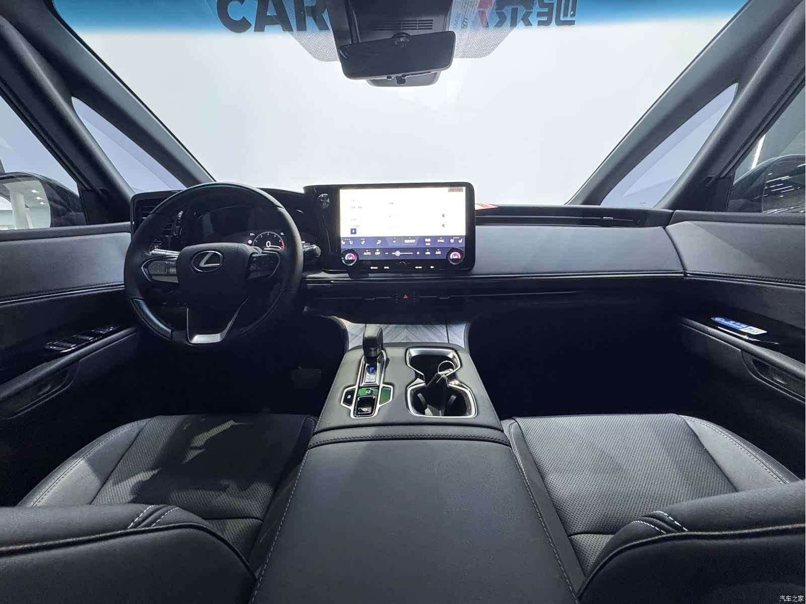 Lexus LM, 2026 8