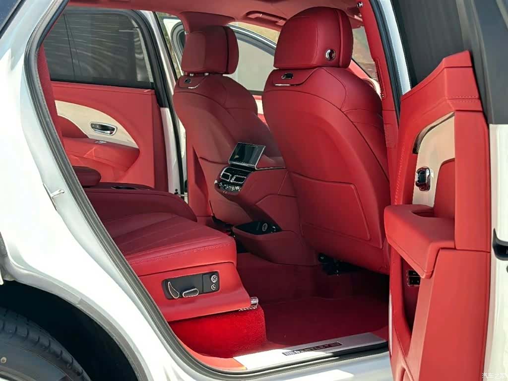 Bentley Bentayga, 2024 10