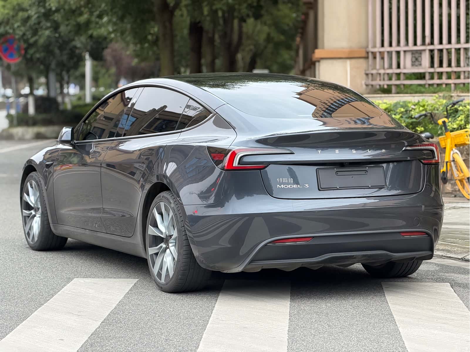 Tesla Model 3, 2025 4