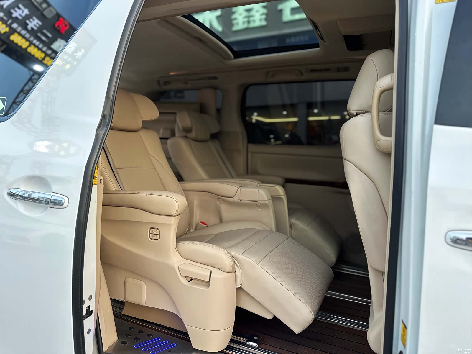 Toyota Alphard, 2011 13