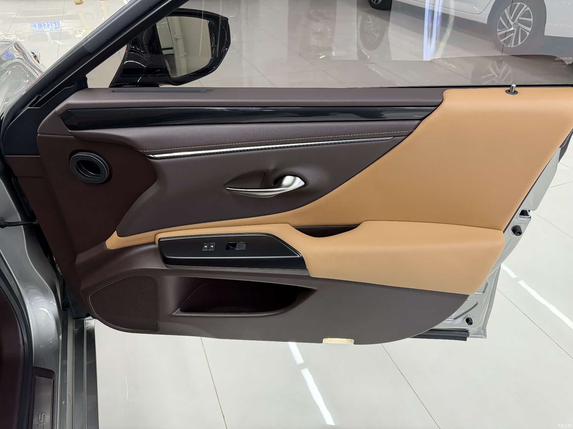 Lexus ES, 2020 4