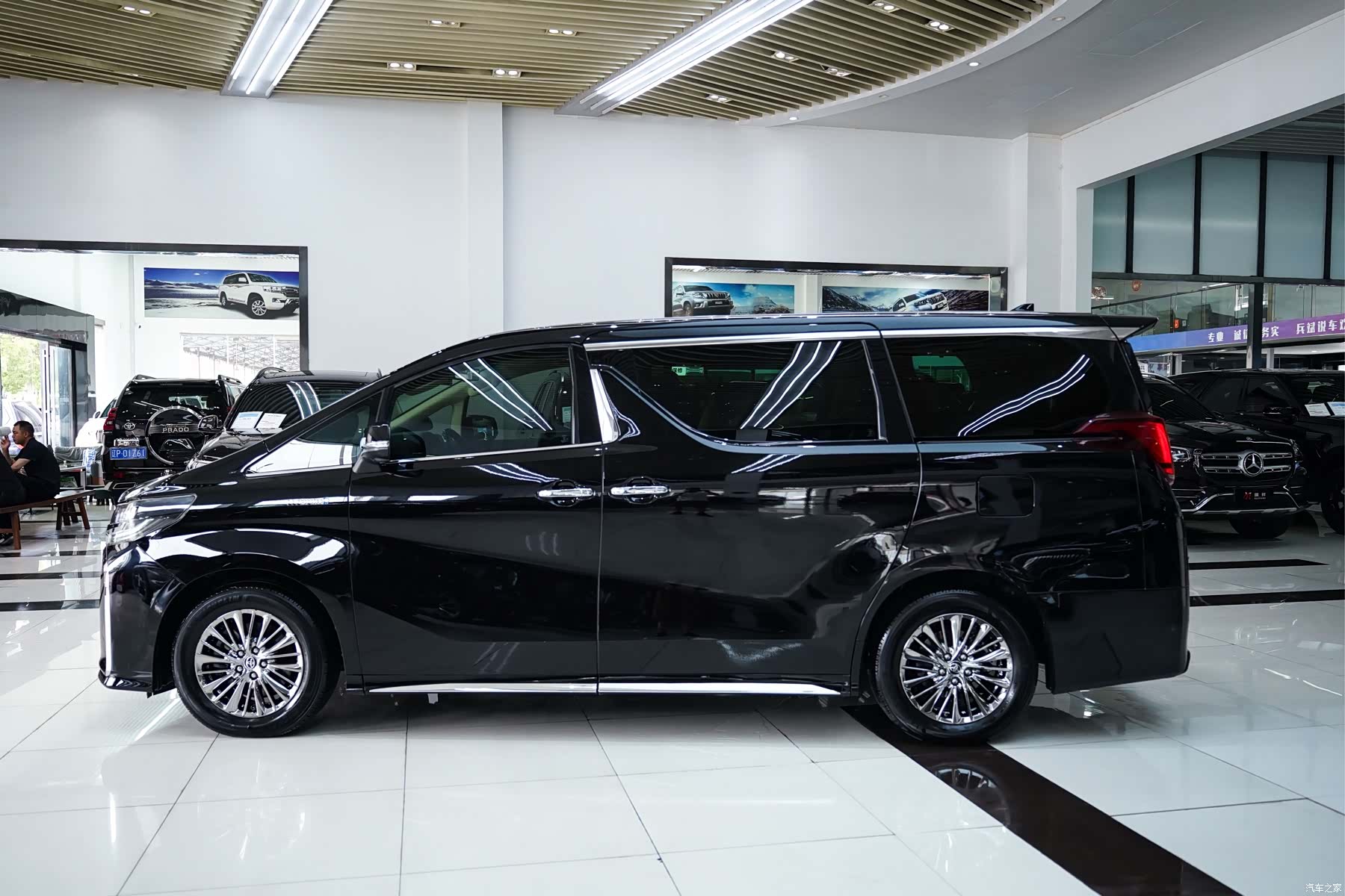 Toyota Alphard, 2022 3