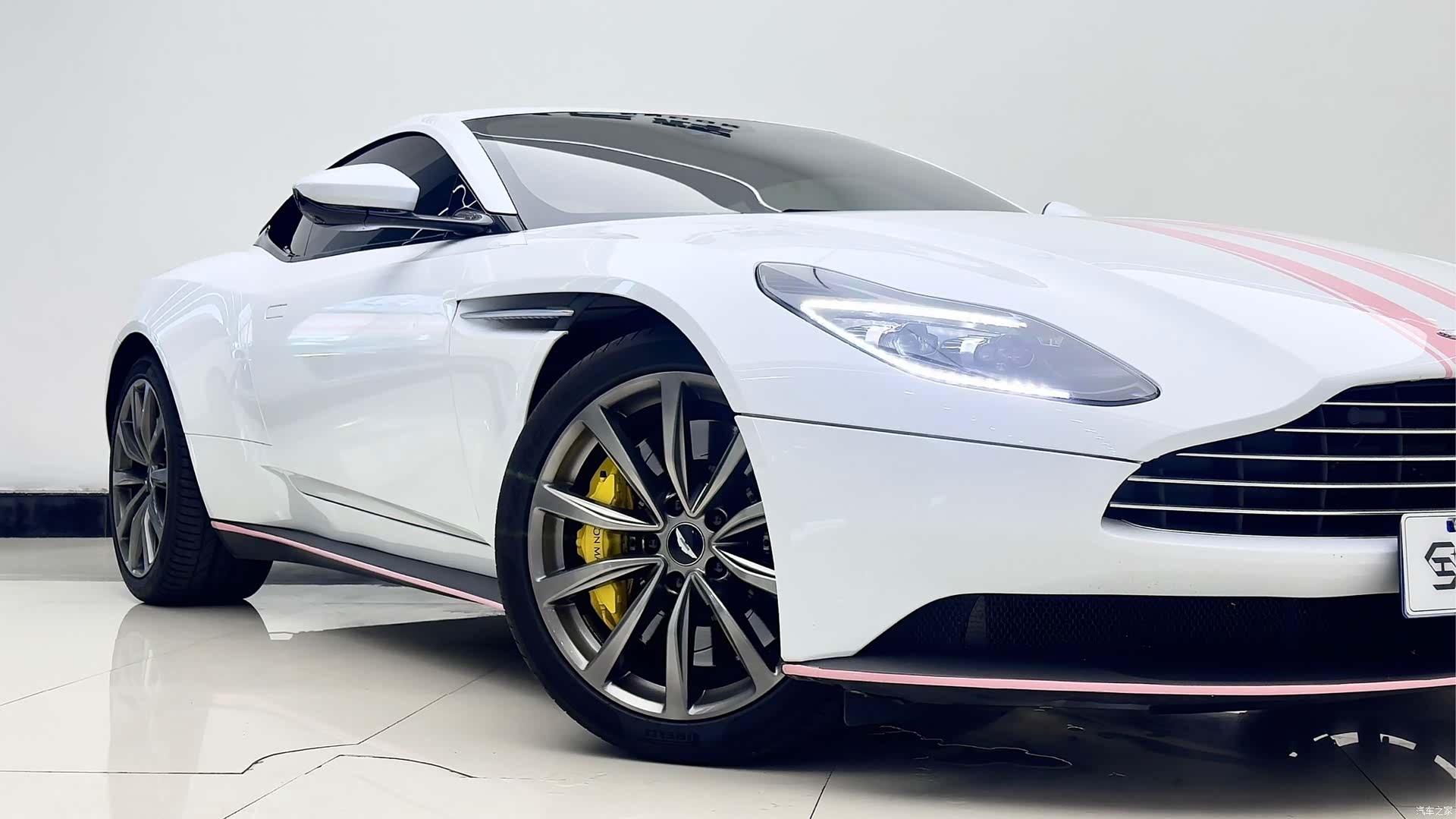 Aston Martin DB11, 2020 10