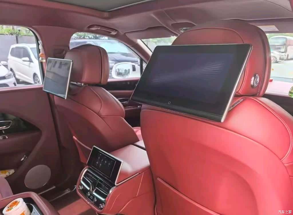 Bentley Bentayga, 2024 3