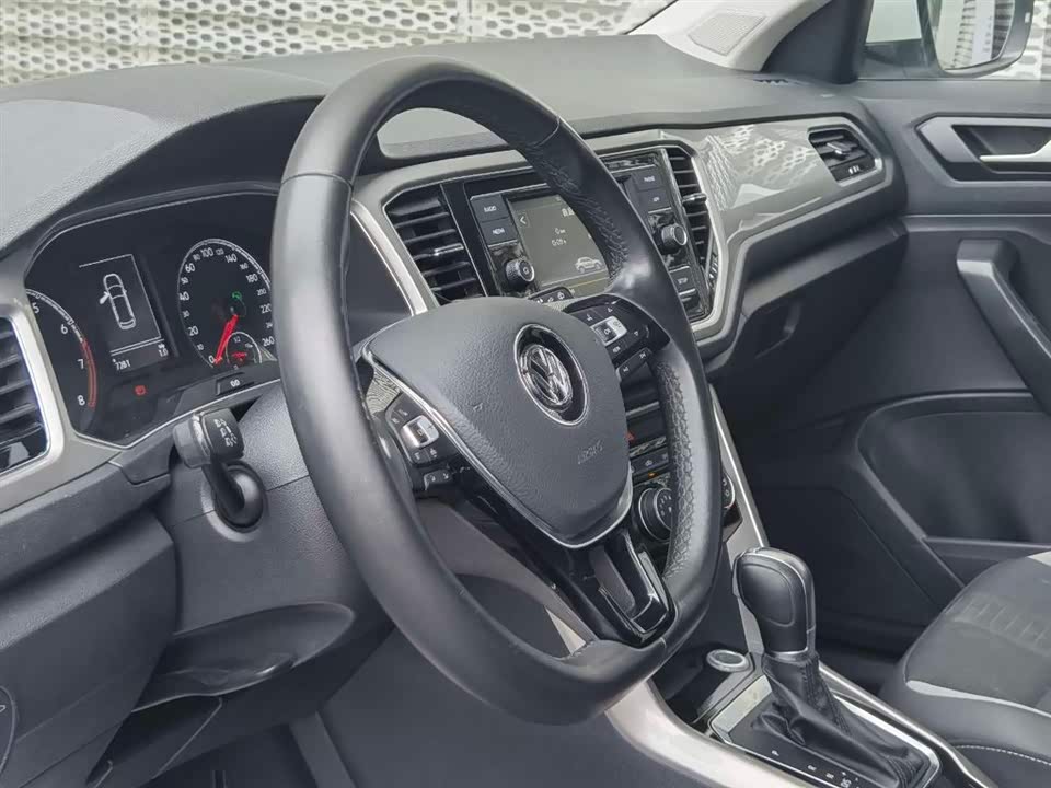 Volkswagen T-ROC exploring Songs